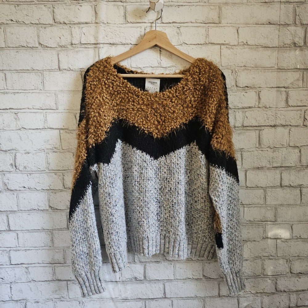 ☆ Textured V-neck Sweater, L ☆